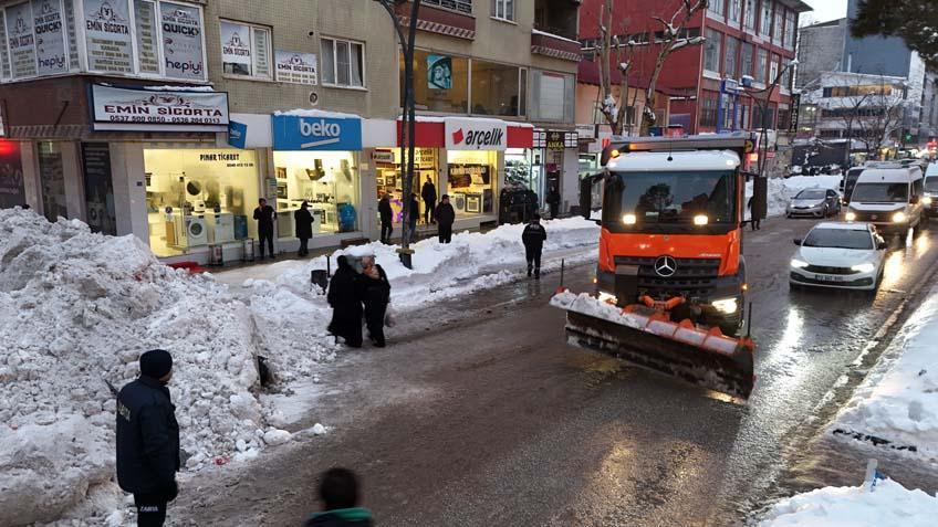 Evler kara gömüldü, ulaşım sağlanamıyor Kar kalınlığı 1,5 metreyi geçti