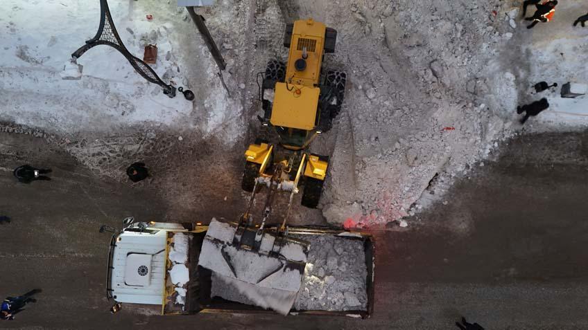 Evler kara gömüldü, ulaşım sağlanamıyor Kar kalınlığı 1,5 metreyi geçti