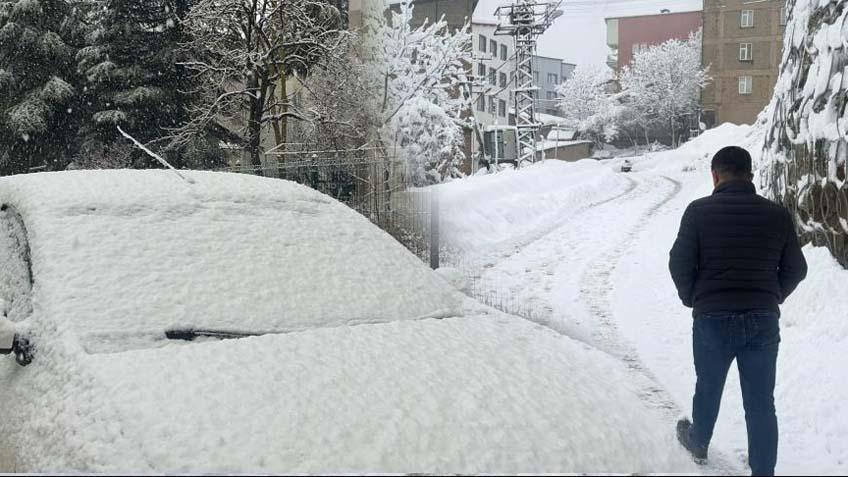 Evler kara gömüldü, ulaşım sağlanamıyor Kar kalınlığı 1,5 metreyi geçti
