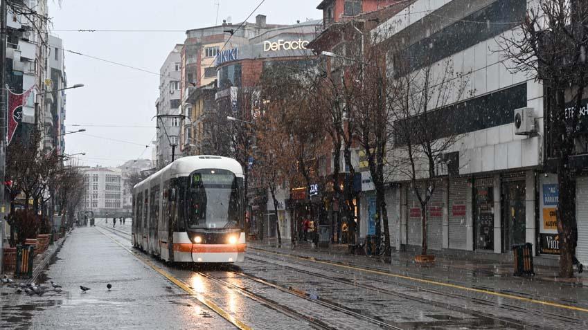 Evler kara gömüldü, ulaşım sağlanamıyor Kar kalınlığı 1,5 metreyi geçti