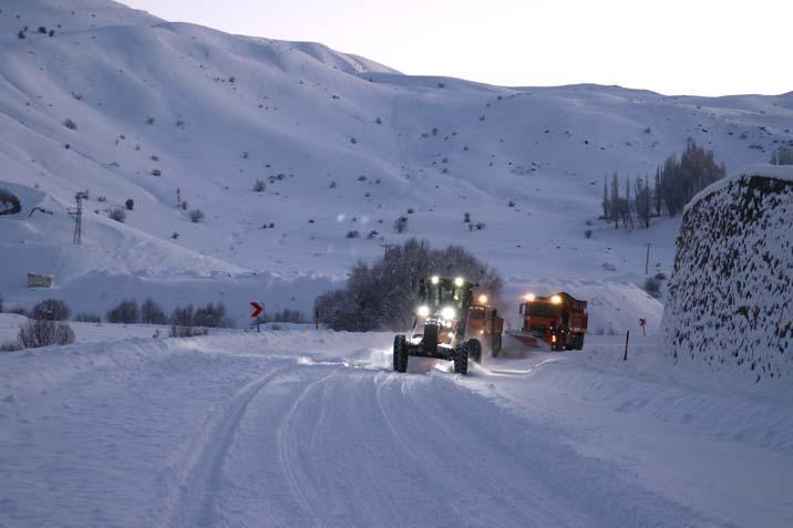 Evler kara gömüldü, ulaşım sağlanamıyor Kar kalınlığı 1,5 metreyi geçti
