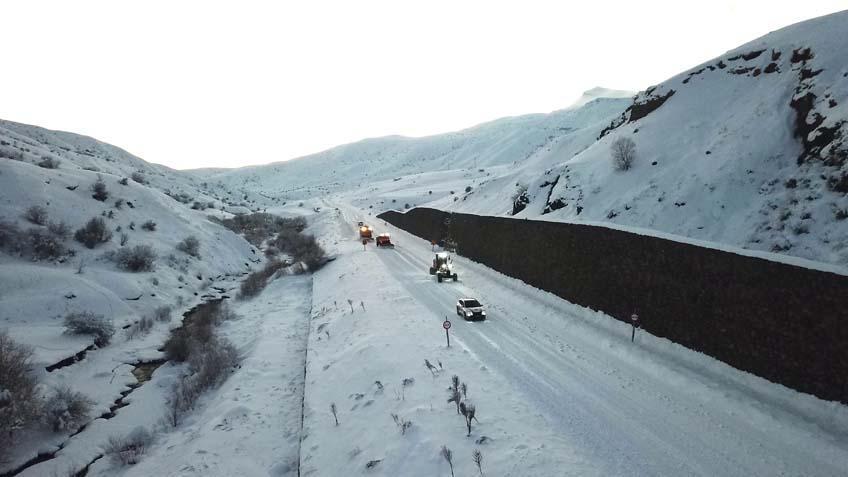 Evler kara gömüldü, ulaşım sağlanamıyor Kar kalınlığı 1,5 metreyi geçti