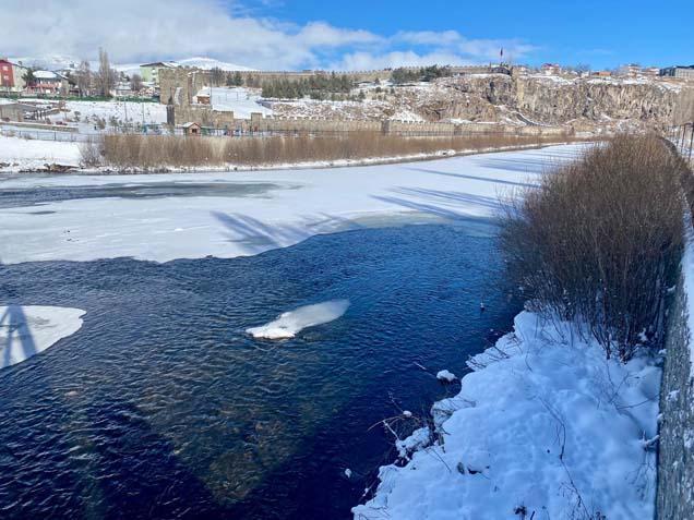 Evler kara gömüldü, ulaşım sağlanamıyor Kar kalınlığı 1,5 metreyi geçti