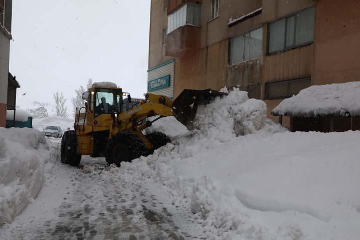 Evler kara gömüldü, ulaşım sağlanamıyor Kar kalınlığı 1,5 metreyi geçti