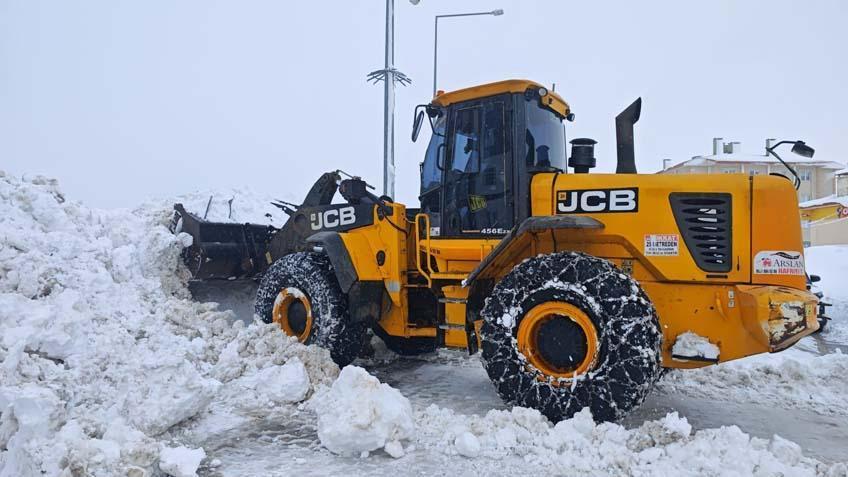 Evler kara gömüldü, ulaşım sağlanamıyor Kar kalınlığı 1,5 metreyi geçti