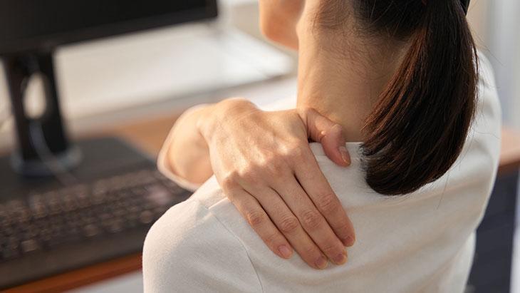 Omzun hareketsiz kalması riski artırıyor