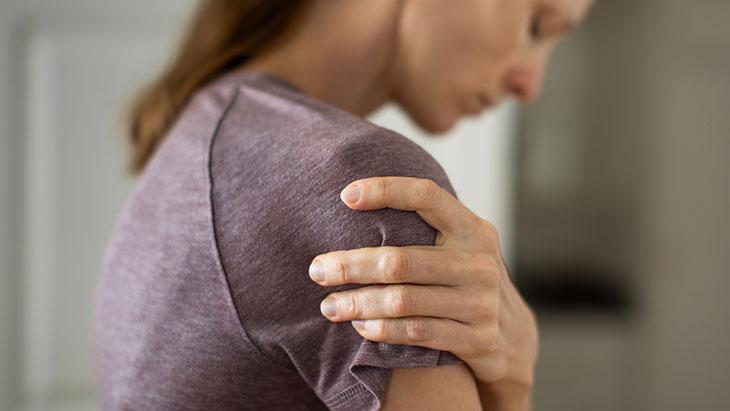 Geceleri hissedilen omuz ağrısıyla başlıyor