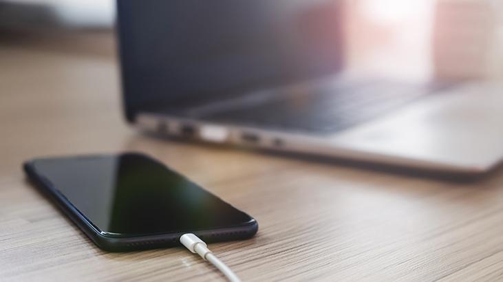 Hem pil ömrünü hem donanımı öldüren alışkanlık Üstelik verileriniz de risk altında Hem pil ömrünü hem donanımı öldüren alışkanlık Üstelik verileriniz de risk altında