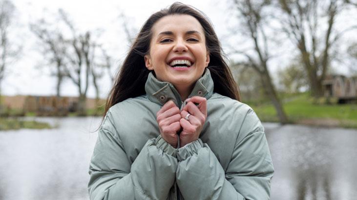 Montun yakası fondöten oluyor, lekesi çıkmıyor İçine bu spreyden sıkın: Koruyucu taktik