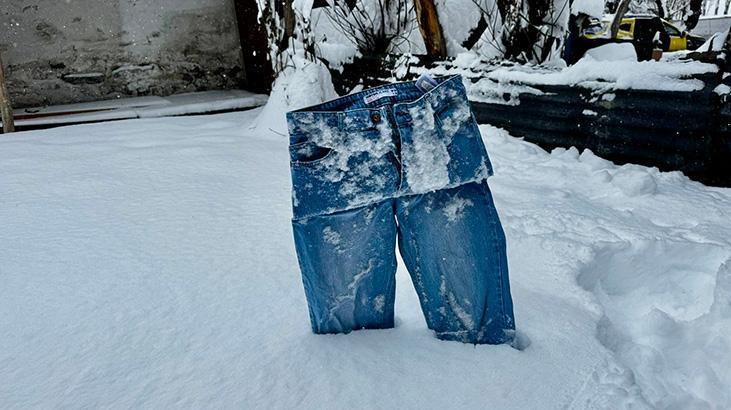 2 gün durmadan yağdı, ilçede hayat durdu: Evler, sokaklar ve arabalar kara gömüldü