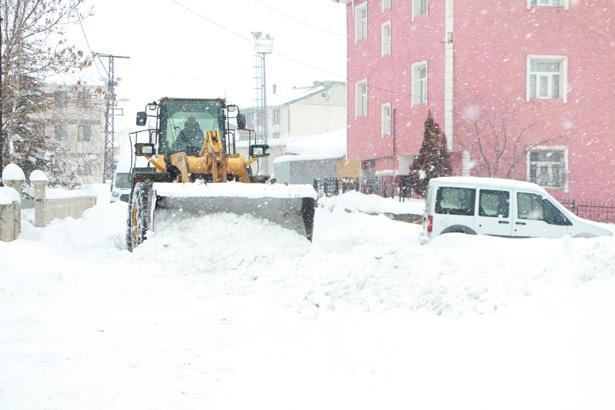 2 gün durmadan yağdı, ilçede hayat durdu: Evler, sokaklar ve arabalar kara gömüldü