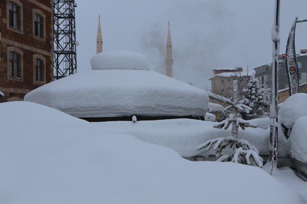 2 gün durmadan yağdı, ilçede hayat durdu: Evler, sokaklar ve arabalar kara gömüldü