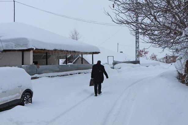 2 gün durmadan yağdı, ilçede hayat durdu: Evler, sokaklar ve arabalar kara gömüldü