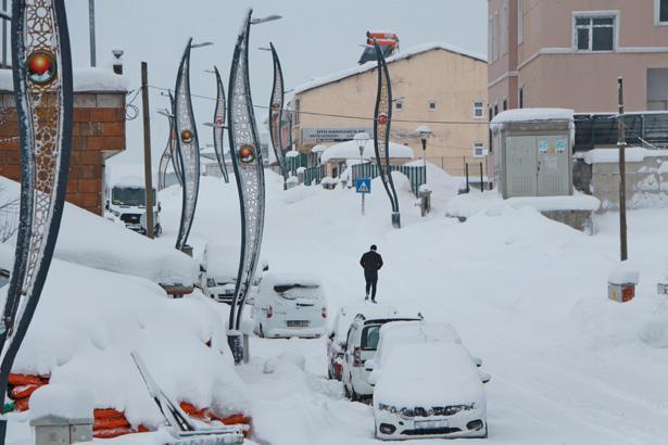 2 gün durmadan yağdı, ilçede hayat durdu: Evler, sokaklar ve arabalar kara gömüldü