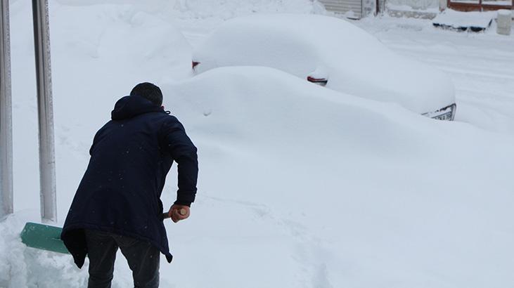 BİNGÖLDE TEK KATLI EVLER KAR ALTINDA