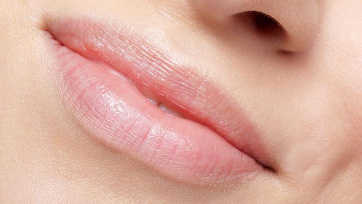 Cilt eşitleyip kararmaları gideriyor Dudak kenarındaki renk eşitsizliğine son
