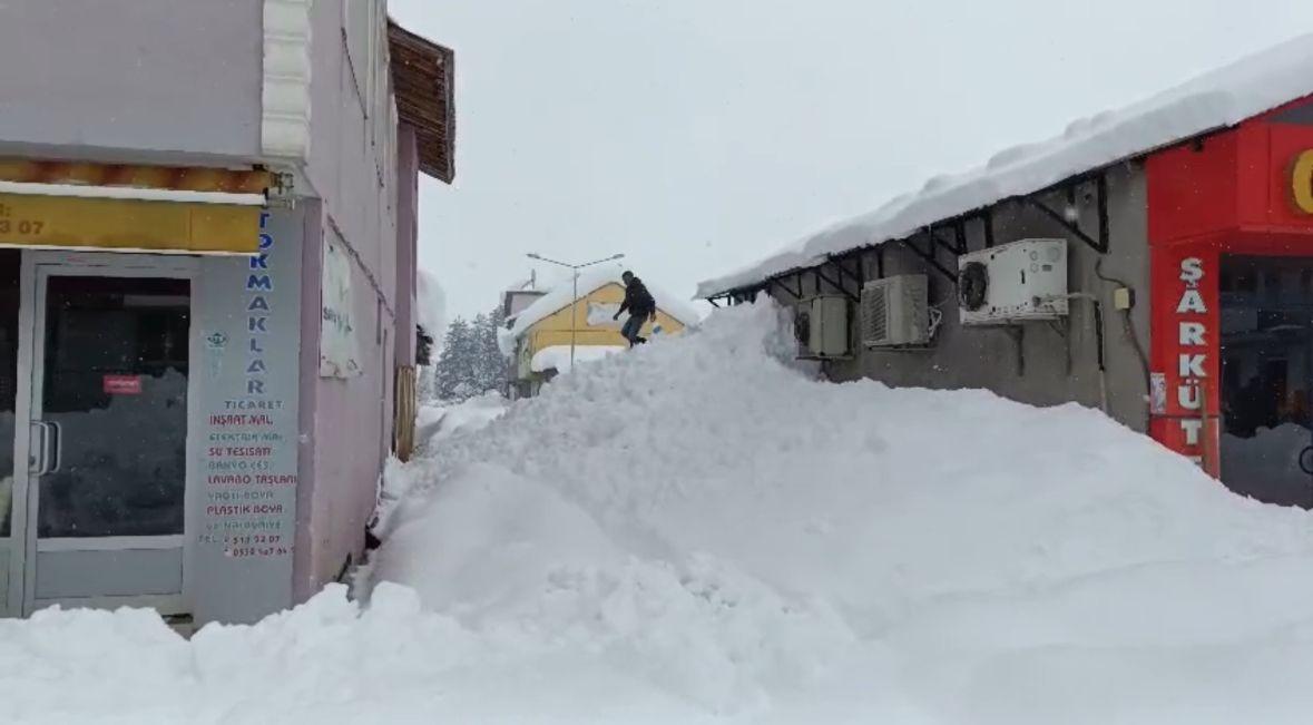 2 gün durmadan yağdı, ilçede hayat durdu: Evler, sokaklar ve arabalar kara gömüldü