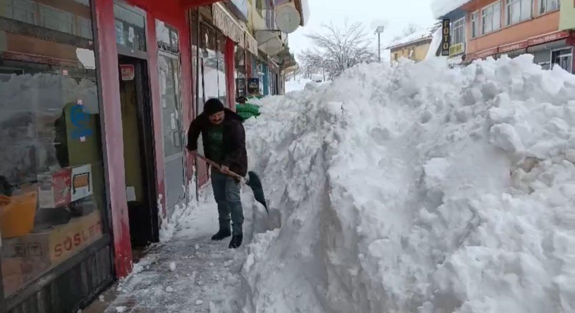2 gün durmadan yağdı, ilçede hayat durdu: Evler, sokaklar ve arabalar kara gömüldü