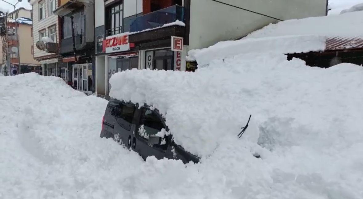 2 gün durmadan yağdı, ilçede hayat durdu: Evler, sokaklar ve arabalar kara gömüldü