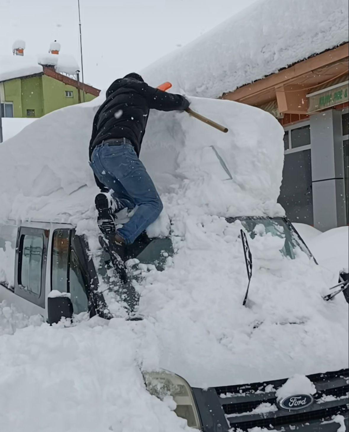 2 gün durmadan yağdı, ilçede hayat durdu: Evler, sokaklar ve arabalar kara gömüldü