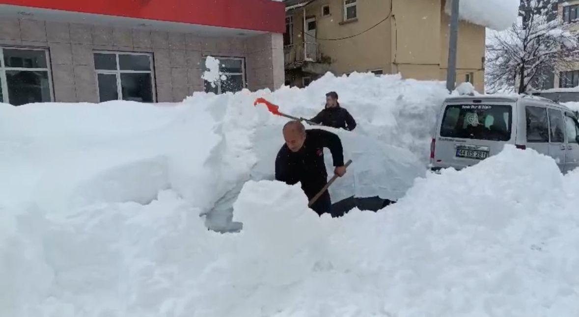 2 gün durmadan yağdı, ilçede hayat durdu: Evler, sokaklar ve arabalar kara gömüldü