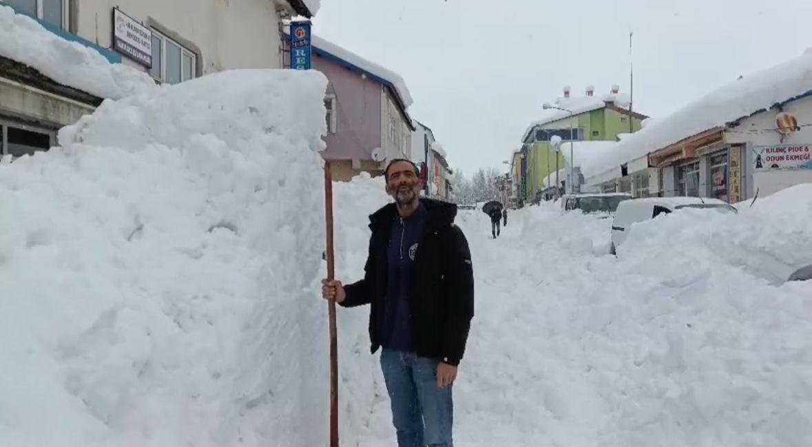 2 gün durmadan yağdı, ilçede hayat durdu: Evler, sokaklar ve arabalar kara gömüldü