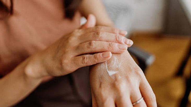 Kışın çatlayan elleri pamuk gibi yapıyor 1 kaşıkta yumuşacık