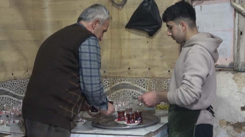 Odun ateşi, 5 lira çay ve yıllardır değişmeyen kural: ‘40 yıldır bu işi yapıyorum’