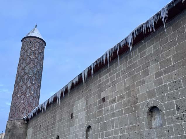 Kar kalınlığı 2 metreyi aştı 15 yıldır böyle bir kar yağışı da görmemiştik