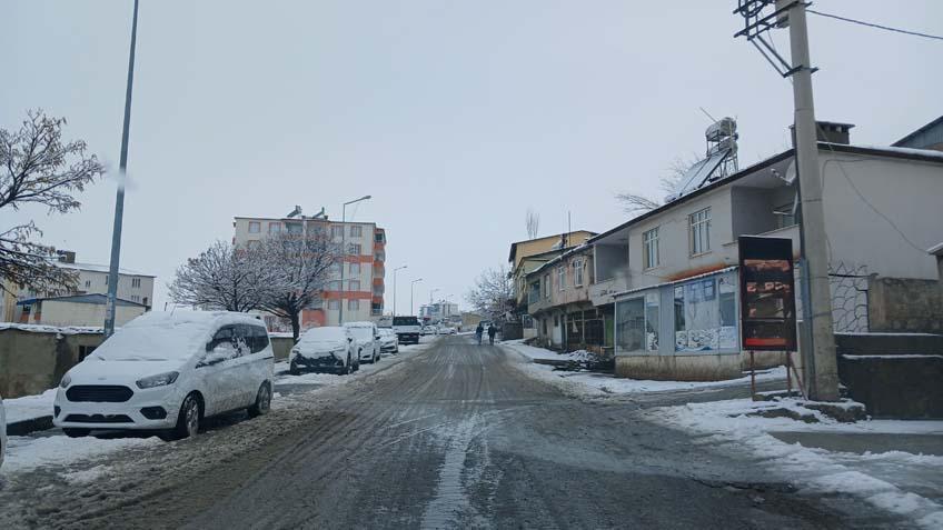 Kar kalınlığı 2 metreyi aştı 15 yıldır böyle bir kar yağışı da görmemiştik