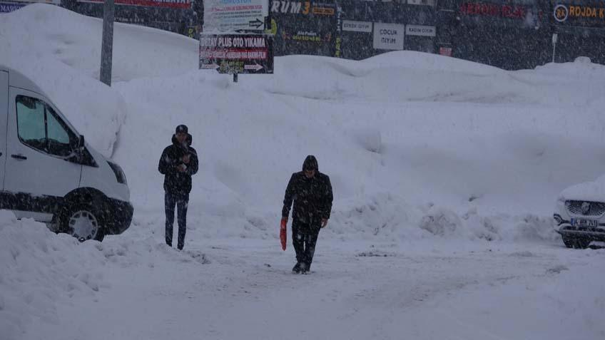 Kar kalınlığı 2 metreyi aştı 15 yıldır böyle bir kar yağışı da görmemiştik