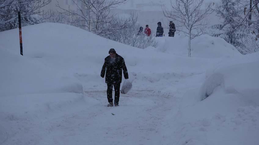 Kar kalınlığı 2 metreyi aştı 15 yıldır böyle bir kar yağışı da görmemiştik