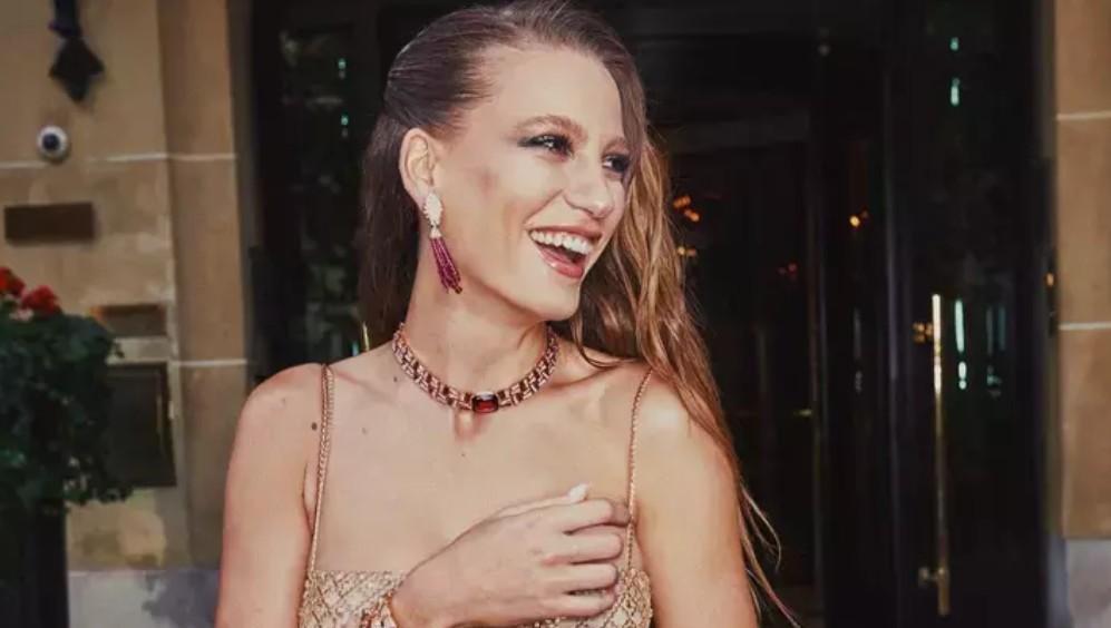 Serenay Sarıkaya bu kez çok farklı Kırmızılar içerisinde ortalığı yaktı geçti