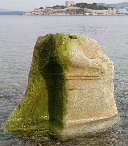 Kuşadası sahilindeki büyük sır Denizden çıkartıldı, 40 cm yüksekliğinde