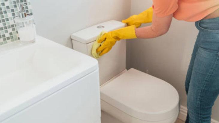 Çamaşır suyunu rafa kaldıran yöntem Klozete damlatınca bembeyaz oluyor