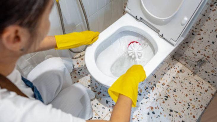 Çamaşır suyunu rafa kaldıran yöntem Klozete damlatınca bembeyaz oluyor