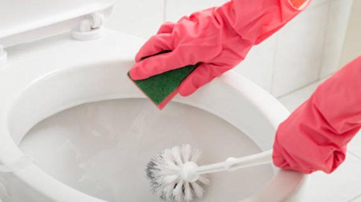 Çamaşır suyunu rafa kaldıran yöntem Klozete damlatınca bembeyaz oluyor