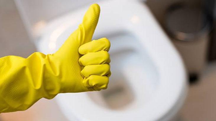 Çamaşır suyunu rafa kaldıran yöntem Klozete damlatınca bembeyaz oluyor