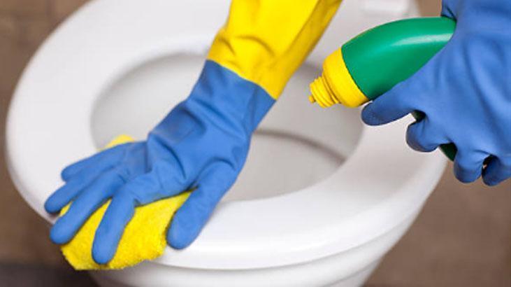 Çamaşır suyunu rafa kaldıran yöntem Klozete damlatınca bembeyaz oluyor