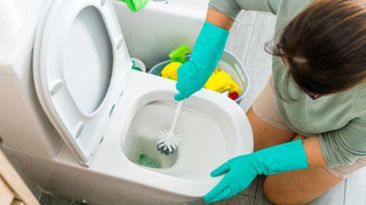 Çamaşır suyunu rafa kaldıran yöntem Klozete damlatınca bembeyaz oluyor