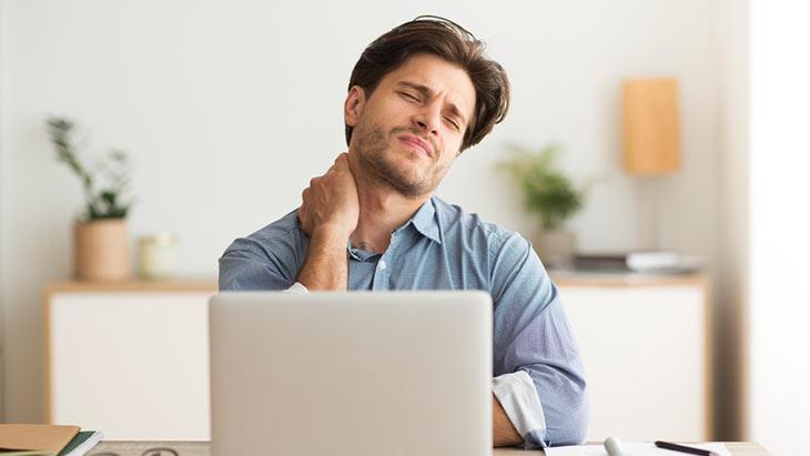 Yanlış duruş boyun sağlığını tehdit ediyor