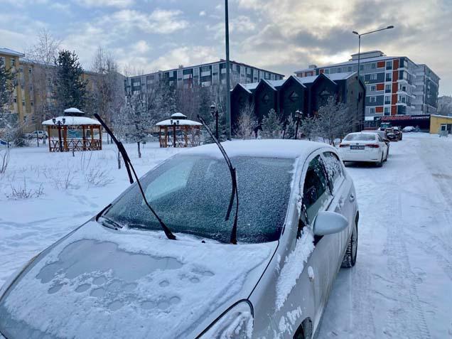Kar yağışı 15 gündür devam ediyor Hayat durdu, yollar kapandı