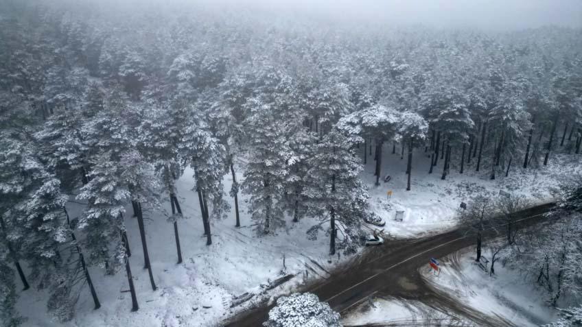 Kar yağışı 15 gündür devam ediyor Hayat durdu, yollar kapandı