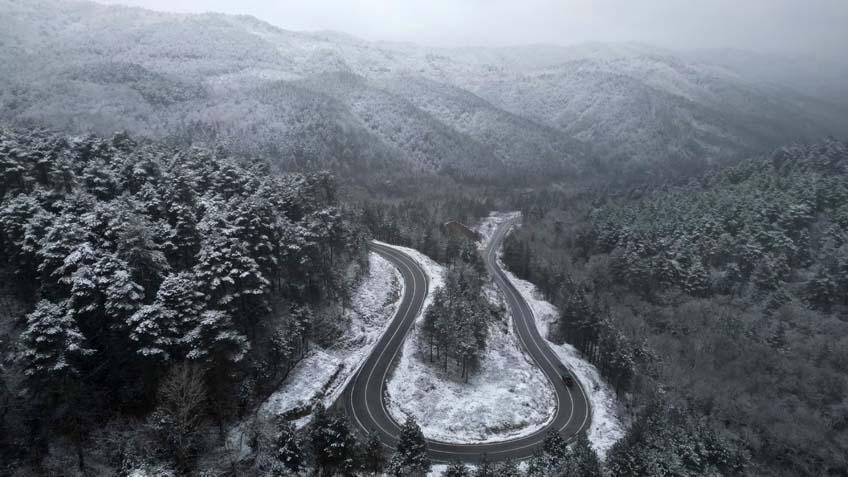 Kar yağışı 15 gündür devam ediyor Hayat durdu, yollar kapandı