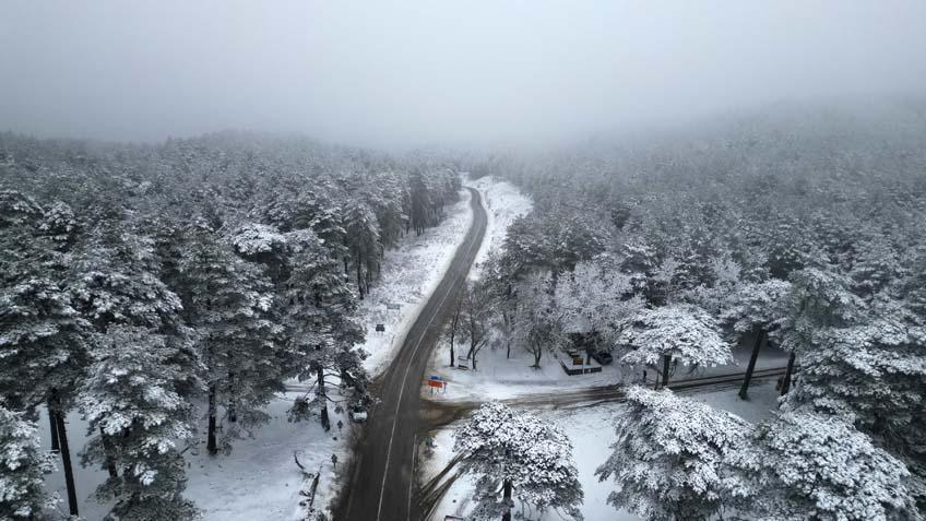Kar yağışı 15 gündür devam ediyor Hayat durdu, yollar kapandı