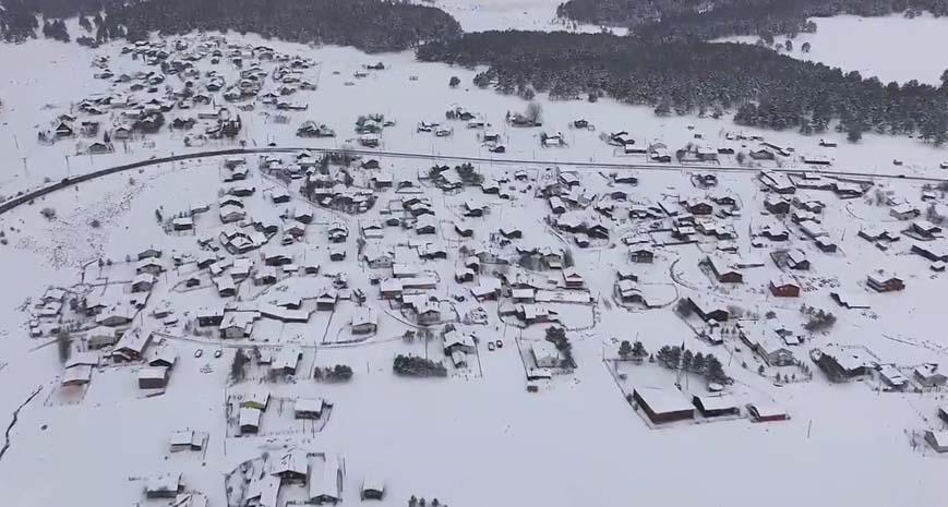 Kar yağışı 15 gündür devam ediyor Hayat durdu, yollar kapandı