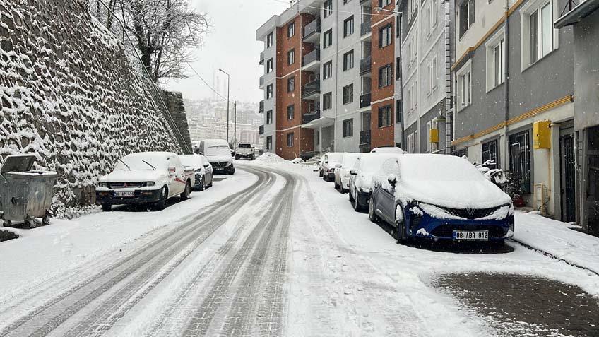 ARTVİN’DE KAR ETKİLİ OLUYOR