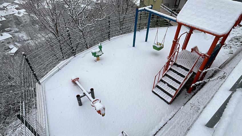 Kar yağışı 15 gündür devam ediyor Hayat durdu, yollar kapandı