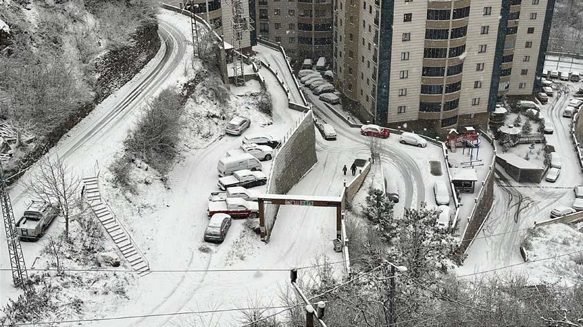 Kar yağışı 15 gündür devam ediyor Hayat durdu, yollar kapandı