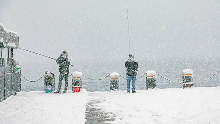 Sisli havada oltaya vuruyor Kovaları alan boğaza koştu: Aynı balık peş peşe geliyor